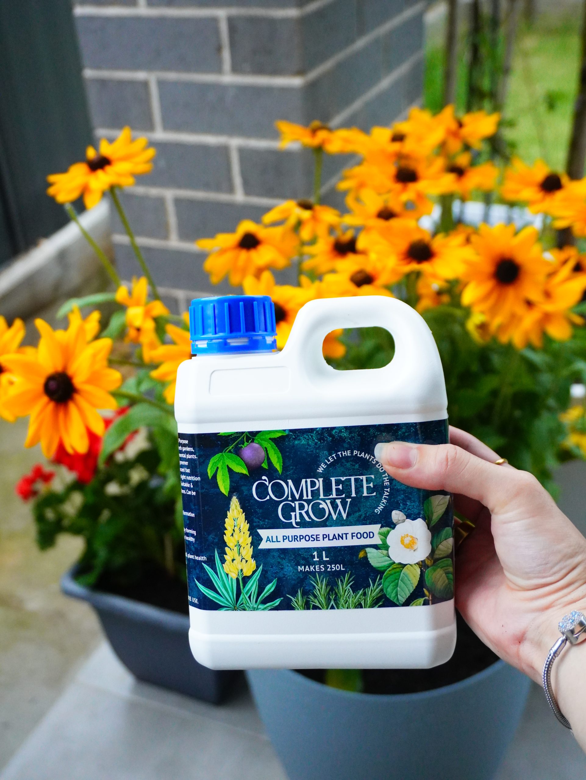 CompleteGrow commercial-style mineral fertiliser for stronger plants